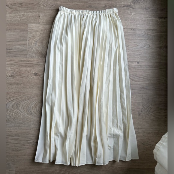 Uniqlo Dresses & Skirts - Uniqlo Cream Pleated Midi Skirt